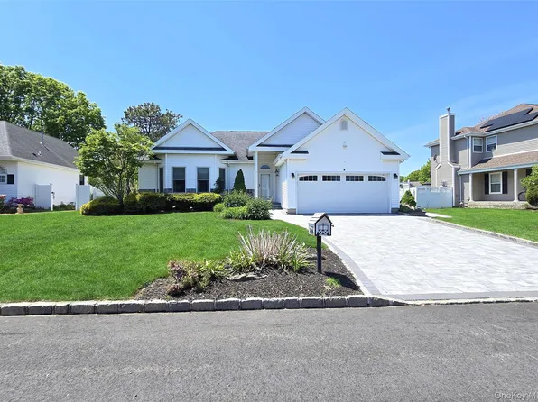 12 Laurel Lane, Holtsville, NY 11742