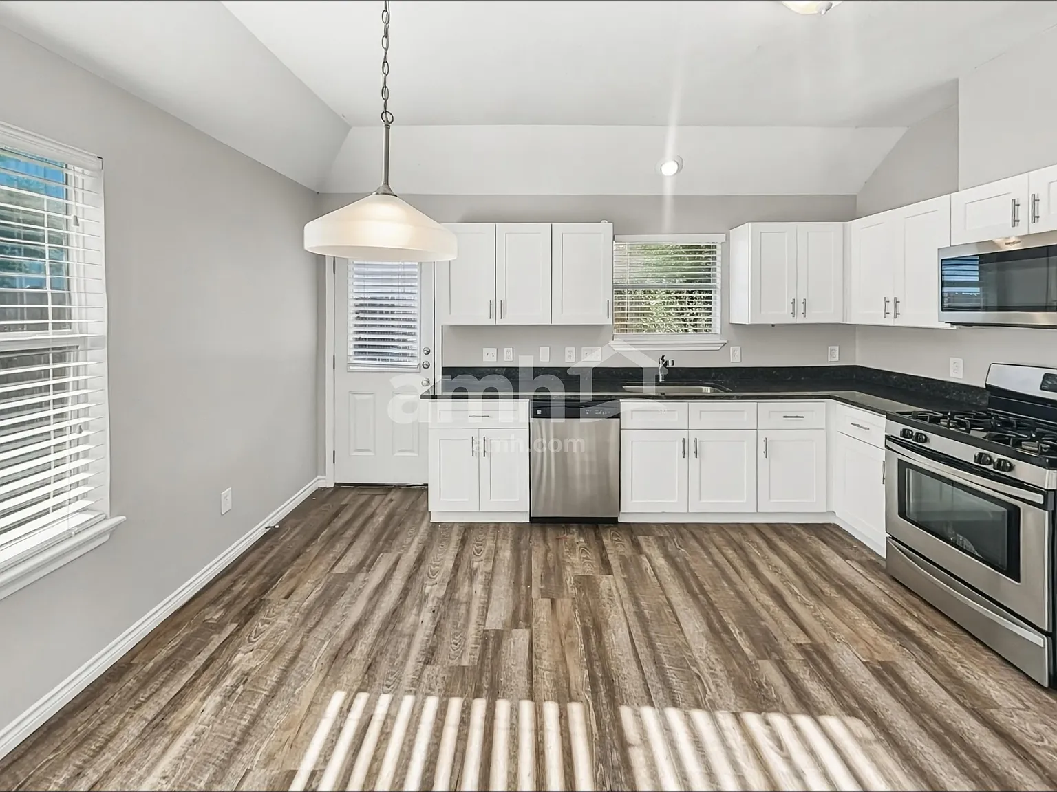 4 bed, 2.0 bath, 1433 sqft, $1,895 — Photo 4