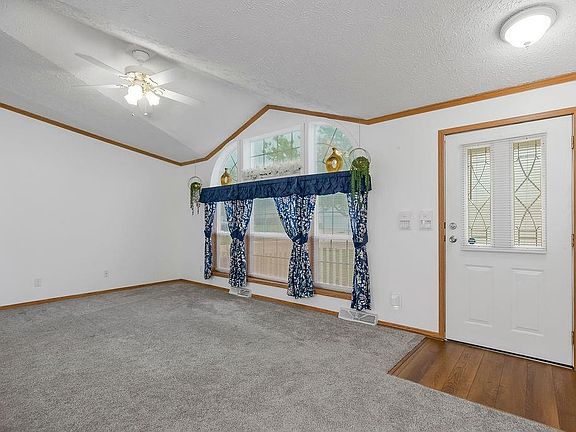 5th image of 803 NE Pine Ct