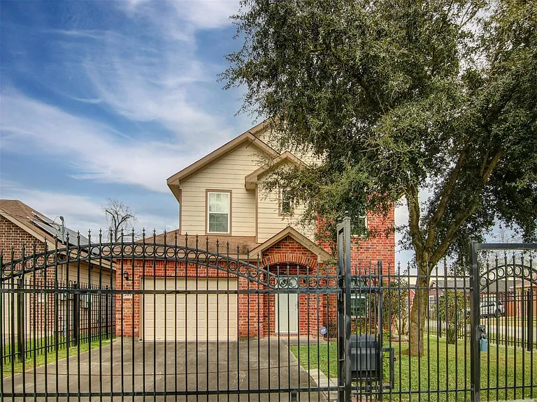 2915 Paige St — Photo 4