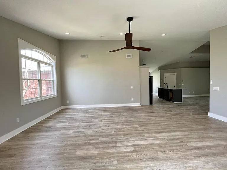 4840 McCall Ln — Photo 4