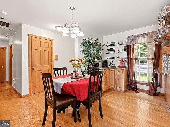 5th image of 8 Naylor Ave