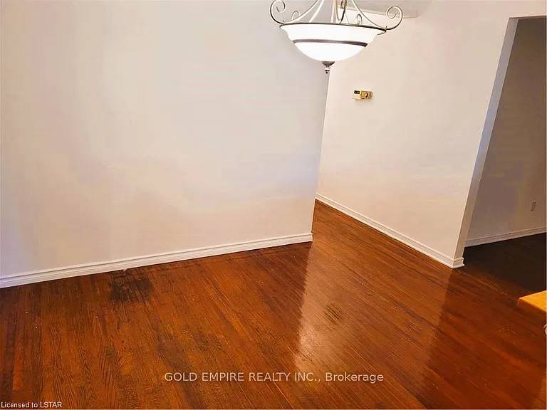 107 Harding Cres — Photo 6