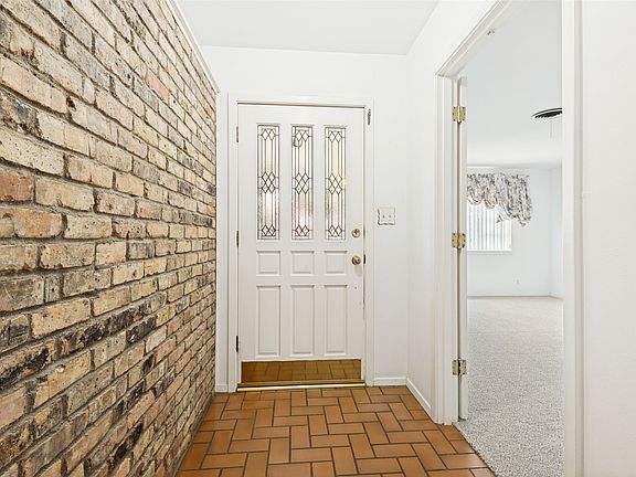 4th image of 608 W Cheryl Ave