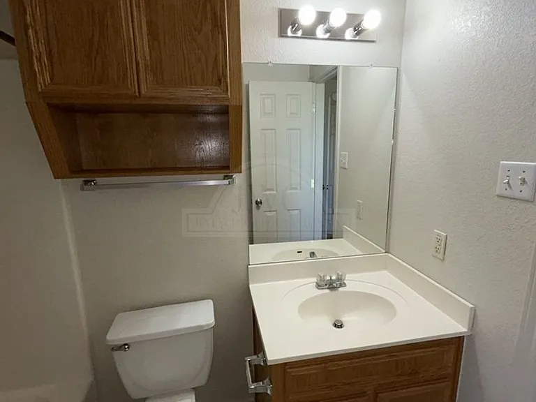 912 McDaniel Cir — Photo 15