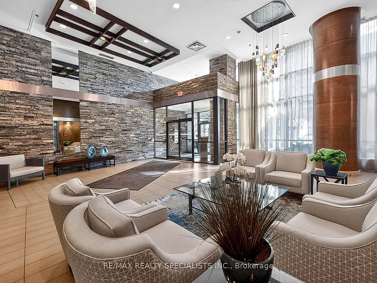 1 Hurontario St #306 — Photo 4