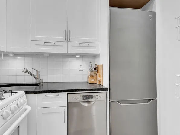 244 East 60th Street image 3 of 5
