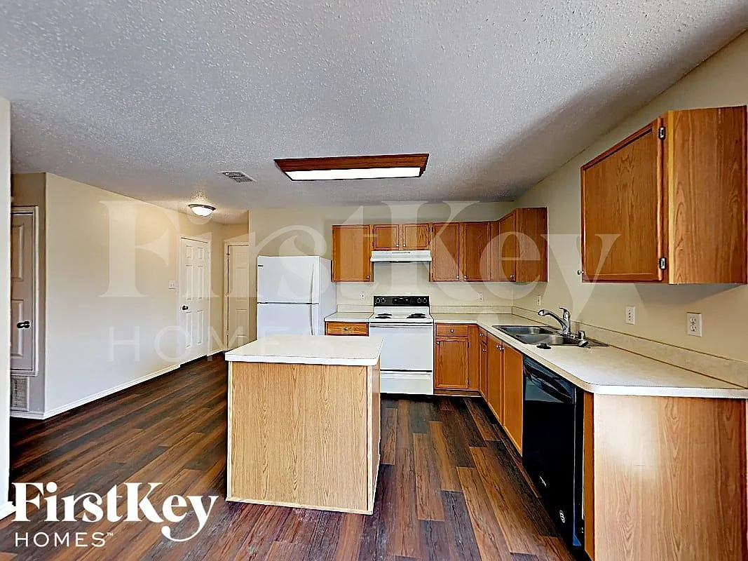 3 bed, 2.0 bath, 1351 sqft, $2,010 — Photo 3