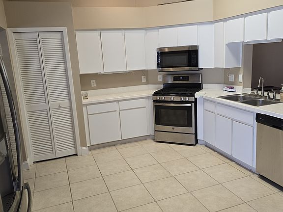 4th image of 9311 Hampshire Park Dr