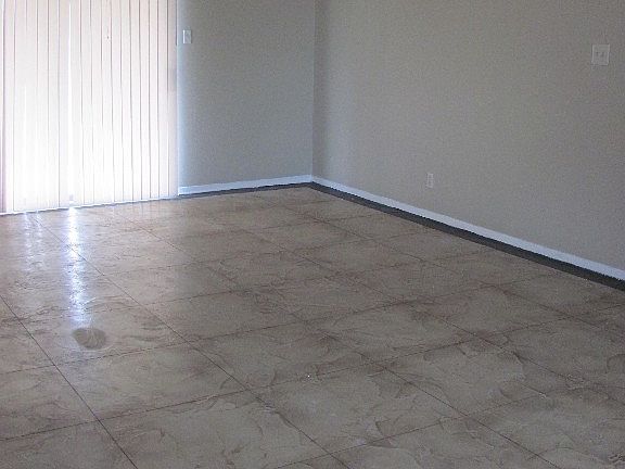 5th image of 821 Oak Grove Ln