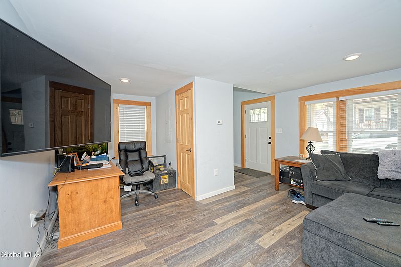 4th image of 941 6th St Street