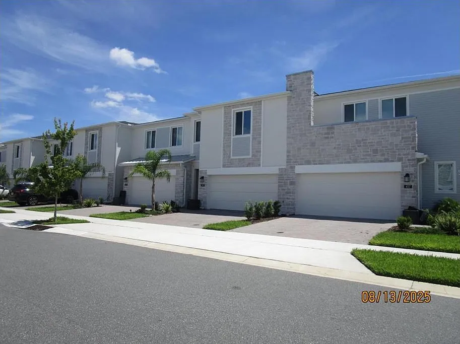 3 bed, 2.5 bath, 1978 sqft, $2,300 — Photo 3