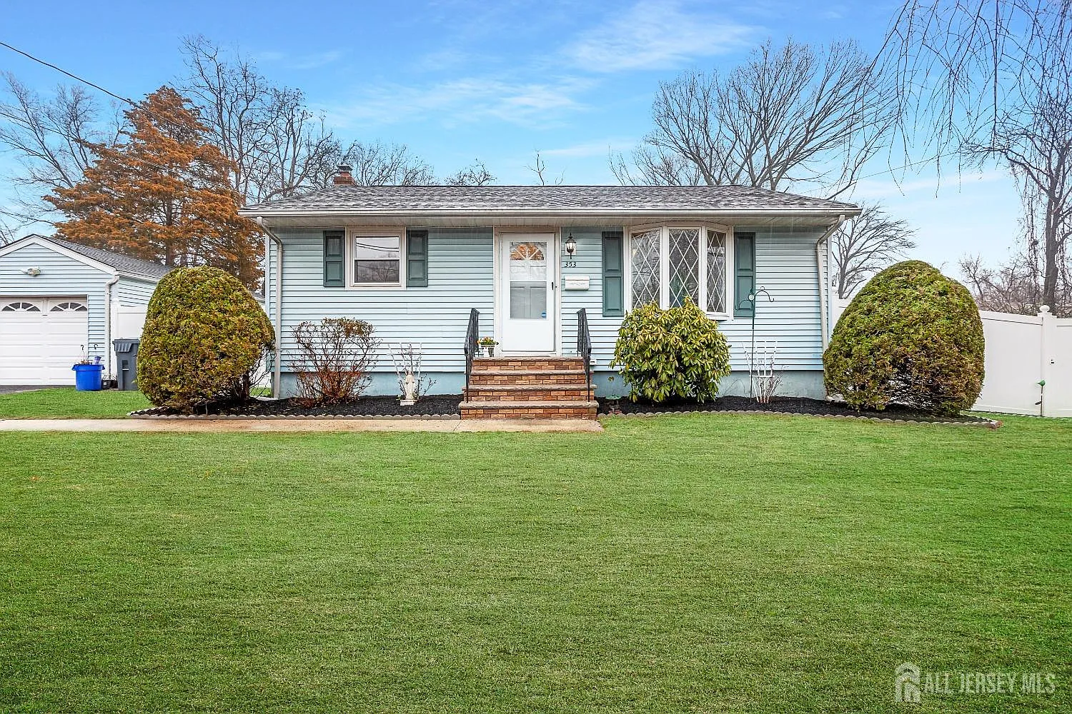 353 Hazelwood Pl photo 1