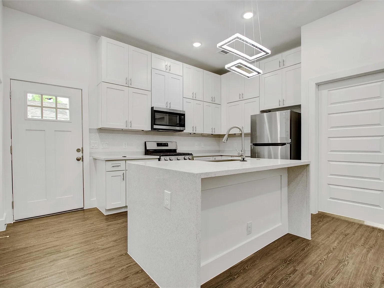 4 bed, 2.5 bath, 3400 sqft, $2,095 — Photo 3