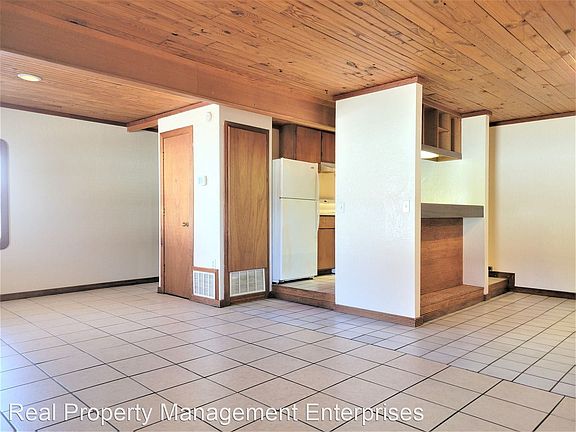 2nd image of 901 E Brooks St #10684192