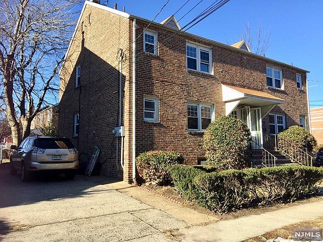 1st image of 25 Beech St #1