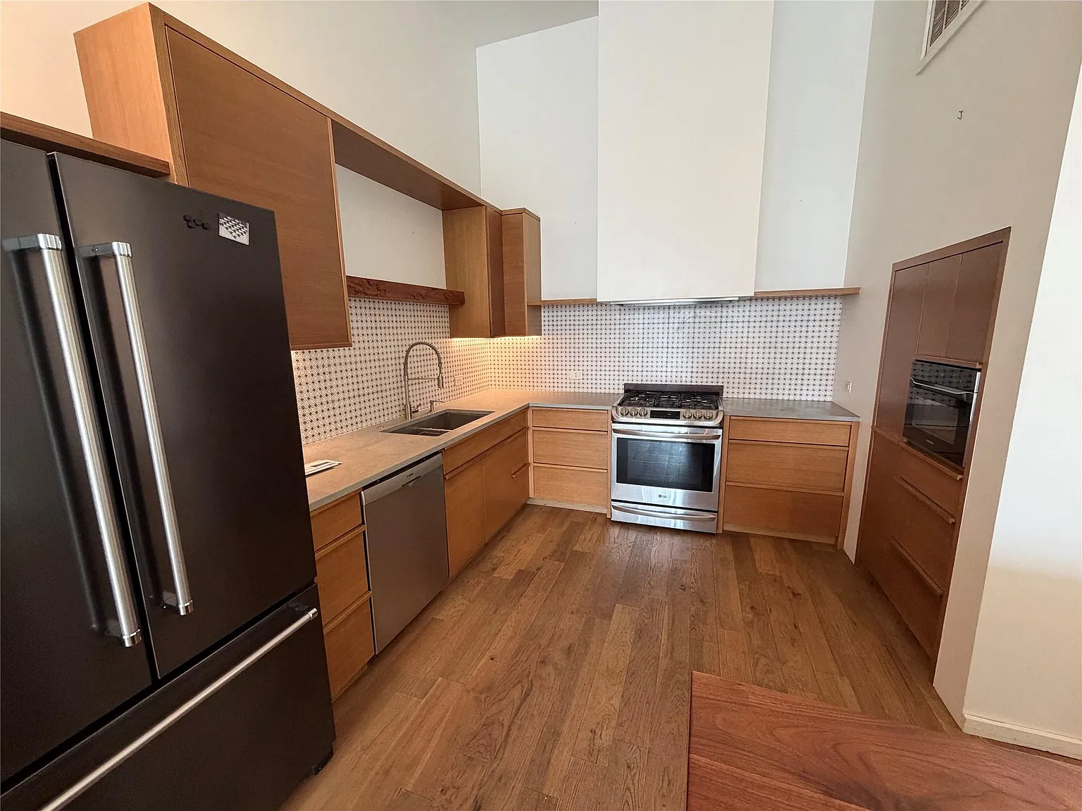 2 bed, 1.5 bath, 3000 sqft, $5,900 — Photo 4
