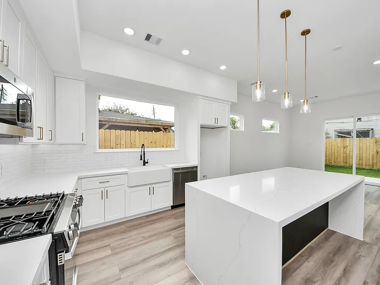 2408 Lorraine St — Photo 8