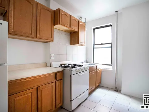 2327 Andrews Avenue North image 2 of 6