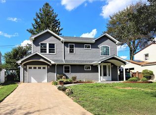 99 Winter Ln, Hicksville, NY 11801
