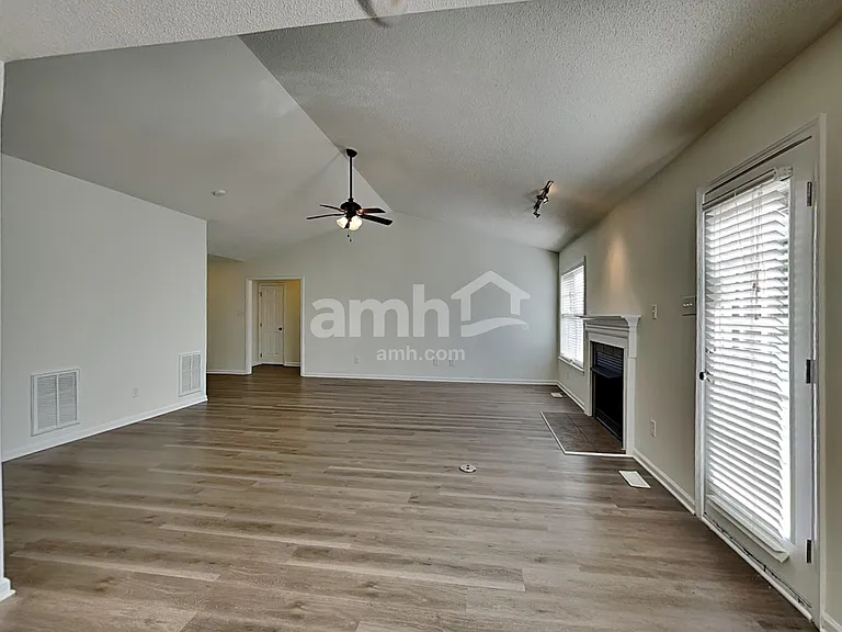 135 Kentucky Derby Dr — Photo 5