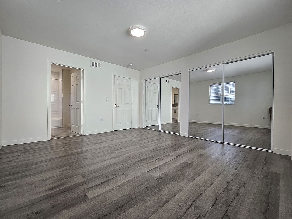 2nd image of 615 W 41st Pl #4