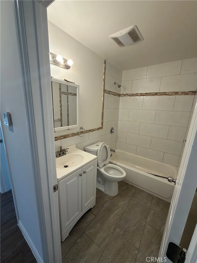 3 bed, 1250 sqft, $3,500 — Photo 3
