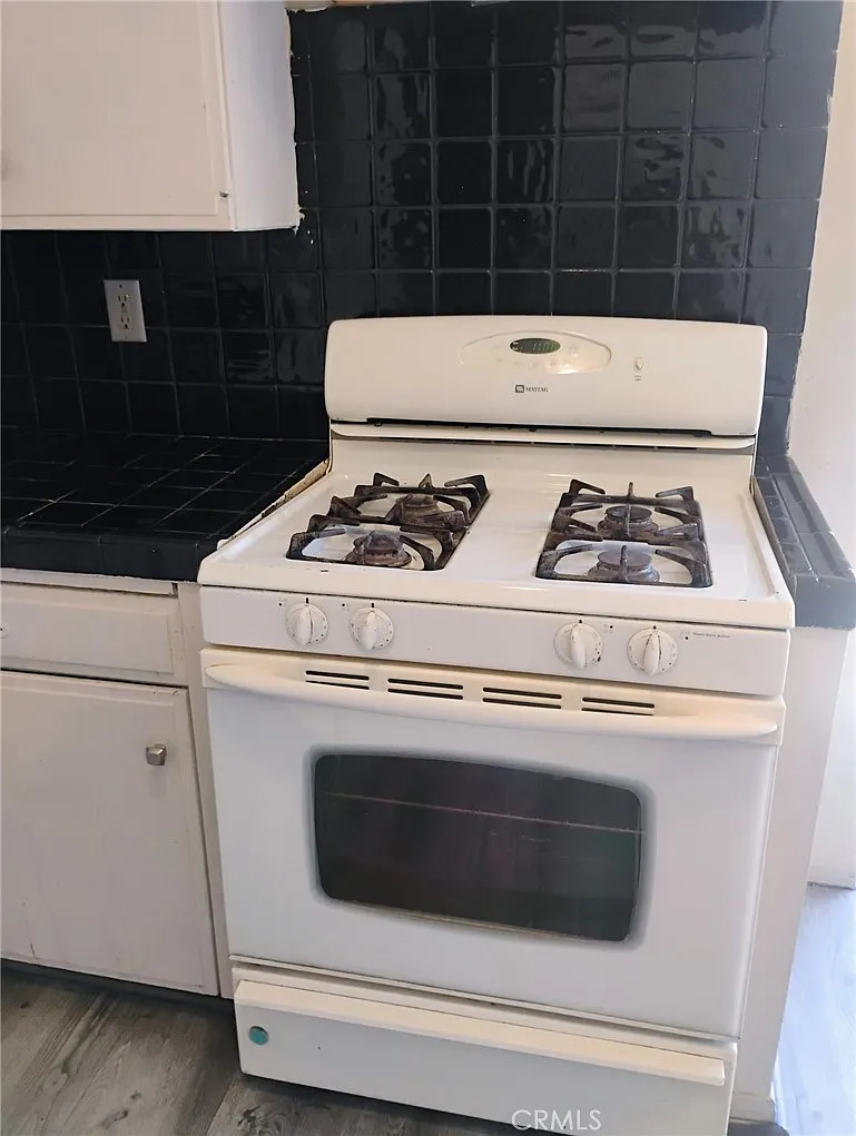 2 bed, 900 sqft, $2,100 — Photo 3