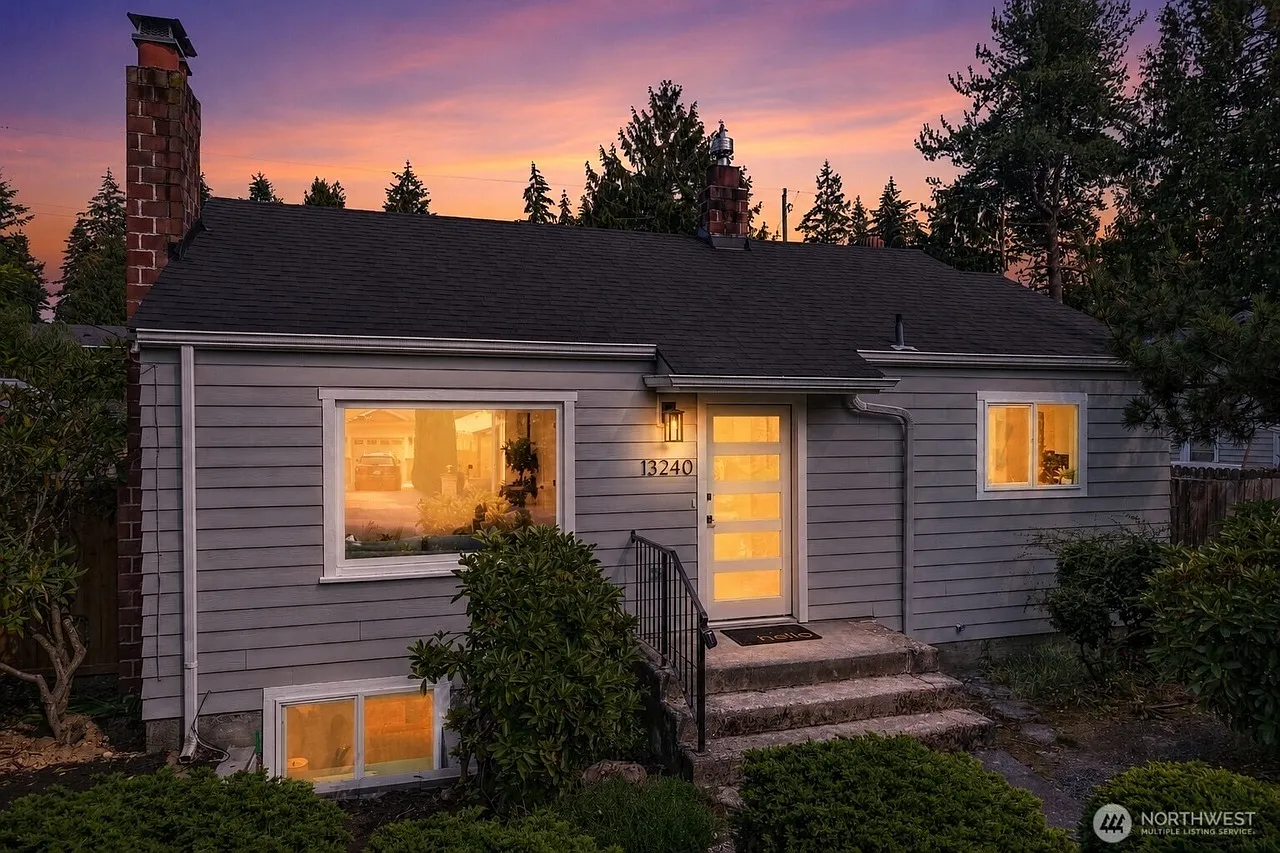 4B3B Broadway Home 1830sqft — Photo 2