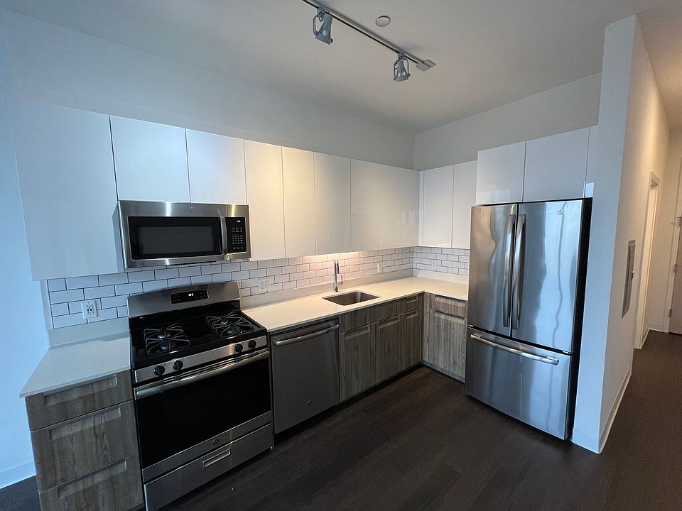 1st image of 1984 N Milwaukee Ave #221
