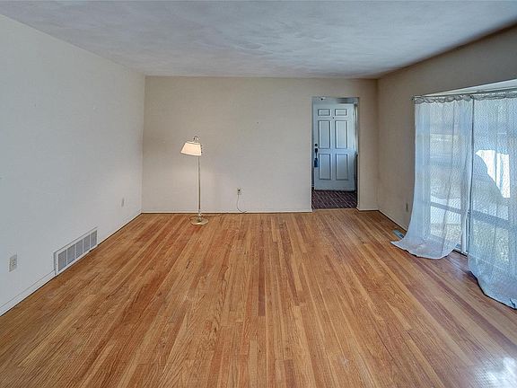 3rd image of 4 Wilmington Dr