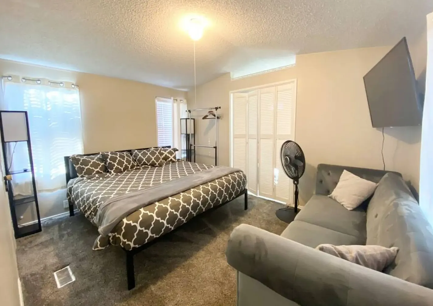 2 bed, 896 sqft, $1,200 — Photo 1