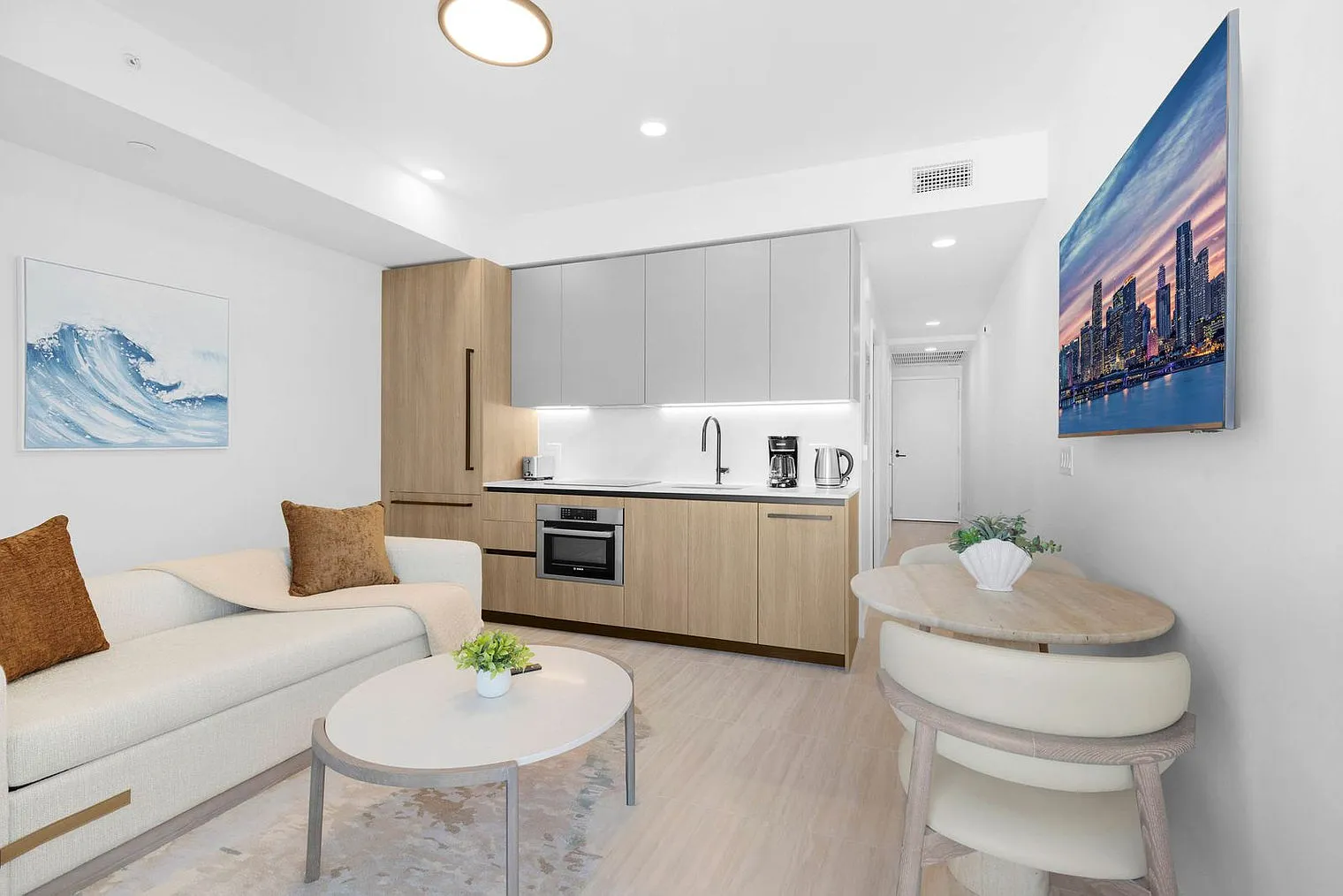 1 bed, 1.0 bath, 990 sqft, $4,587 — Photo 2