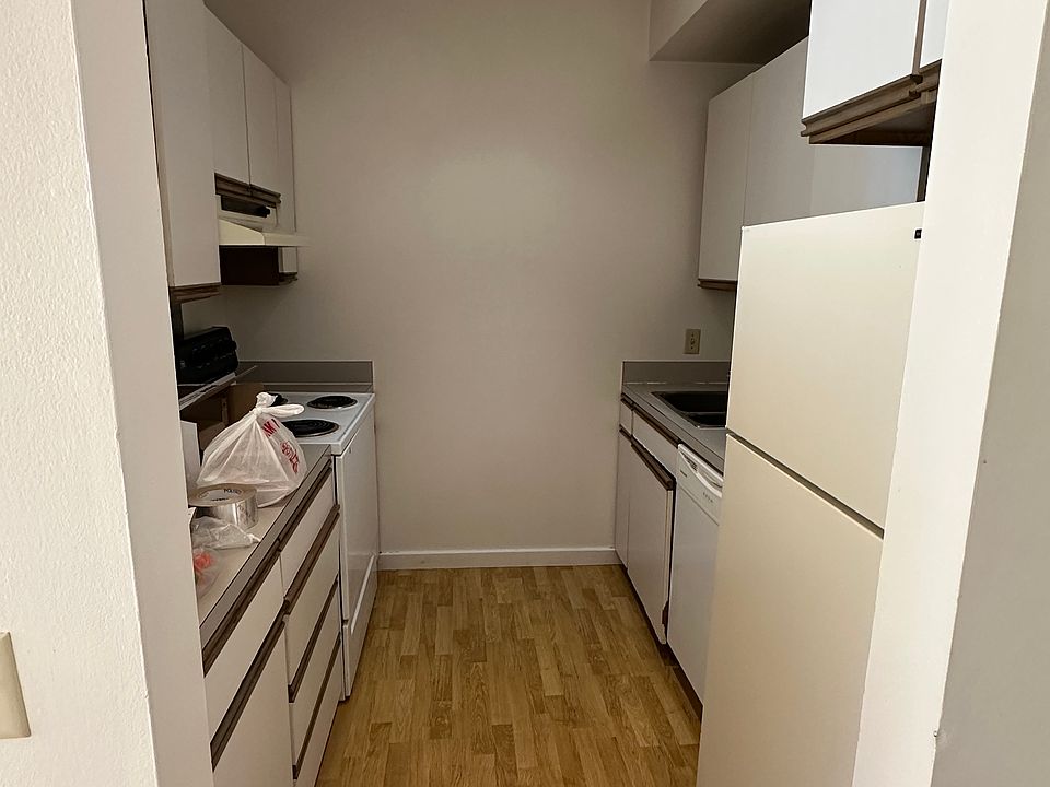 Kitchen with Fridge, Oven Burner, Dish Washer