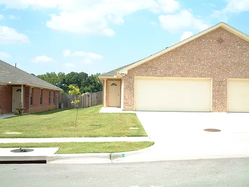 936 Sylvia St Photo 1