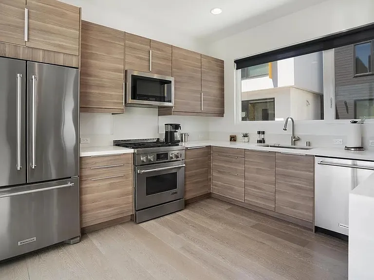 3235 Louise St — Photo 11