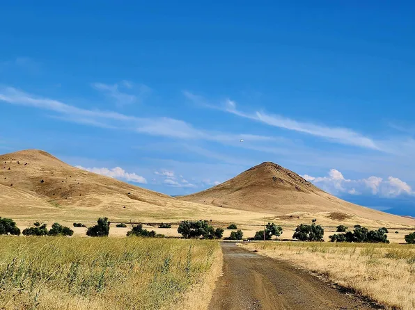 Ager Rd, Montague, CA 96064