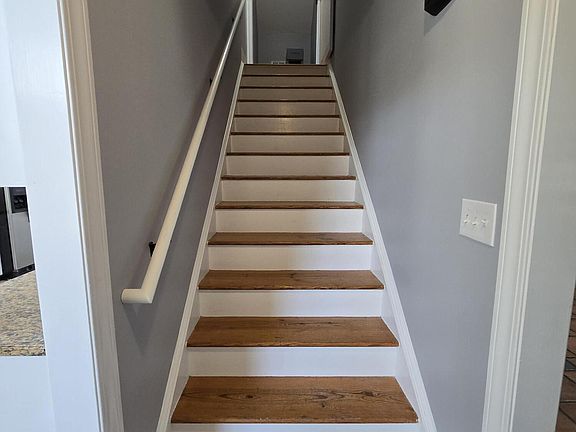 5th image of 102 White Oak Dr