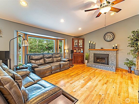 4th image of 13634 439th Avenue SE