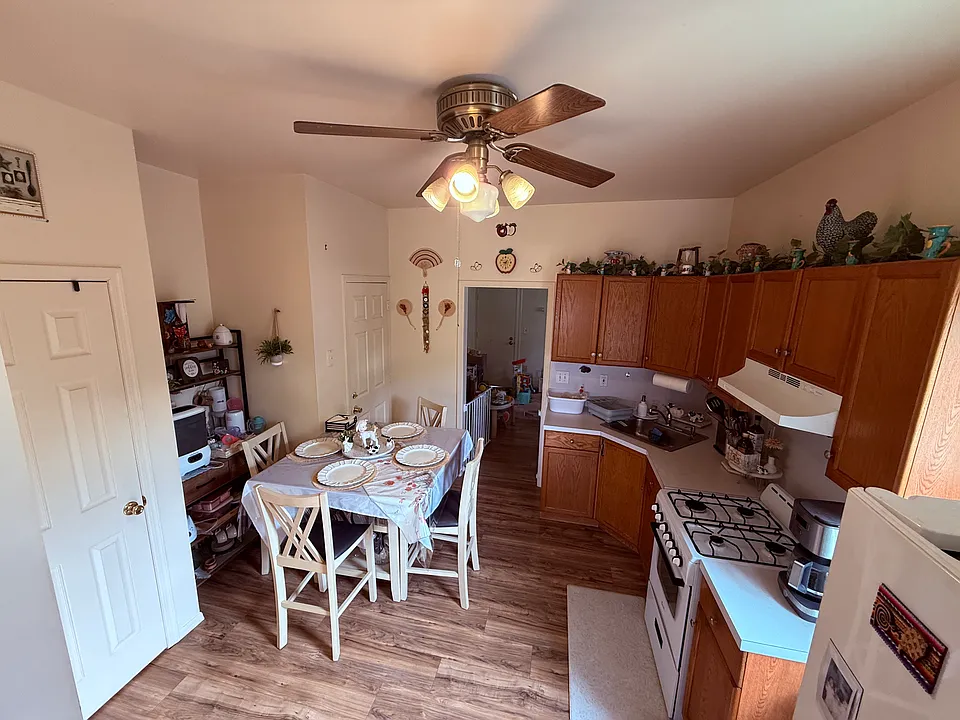 Cozy Kitchen with plenty of storage space (includes a pantry), high ceilings w/ ceiling fan.