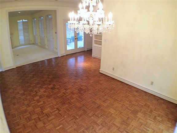 4th image of 1800 Crockett Cir