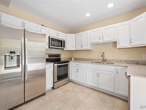 4th image of 9743 Tesson Ferry Rd