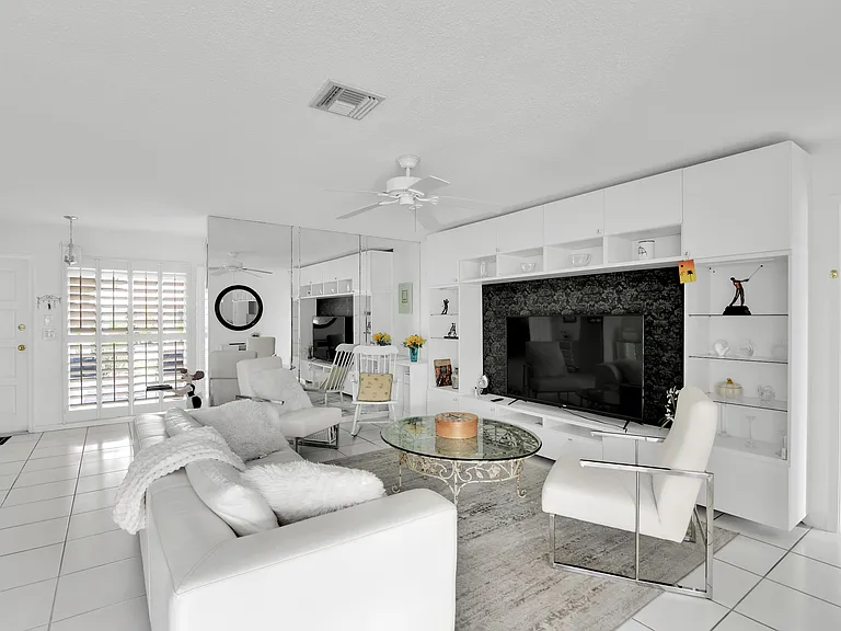 450 French Royale Cir — Photo 3