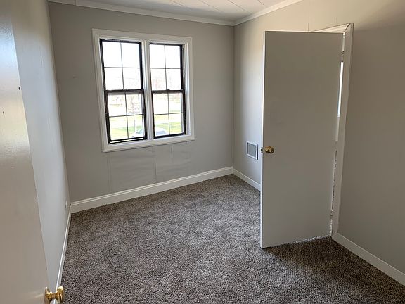5th image of 27 E Park Blvd APT 4
