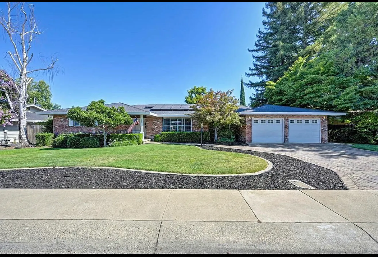 3 bed, 2352 sqft, $2,900 — Photo 1