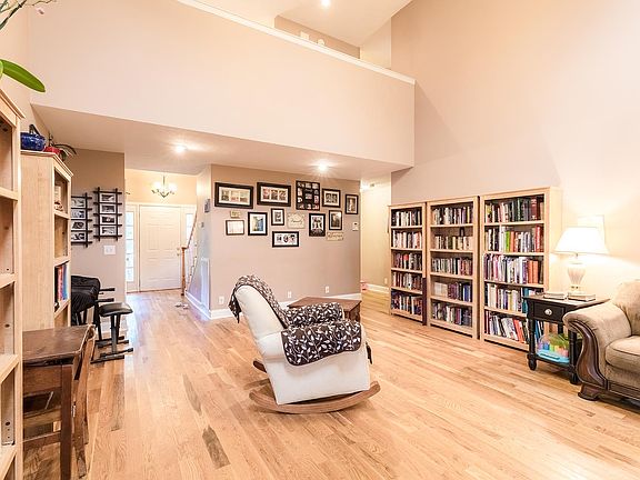 4th image of 107 Hedge Ct