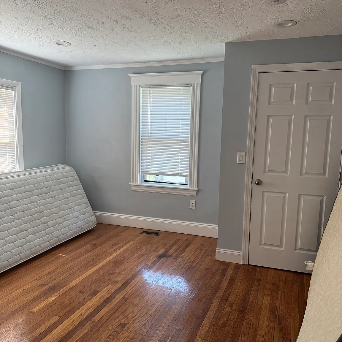 3 bed, 2.0 bath, 1200 sqft, $3,400 — Photo 2