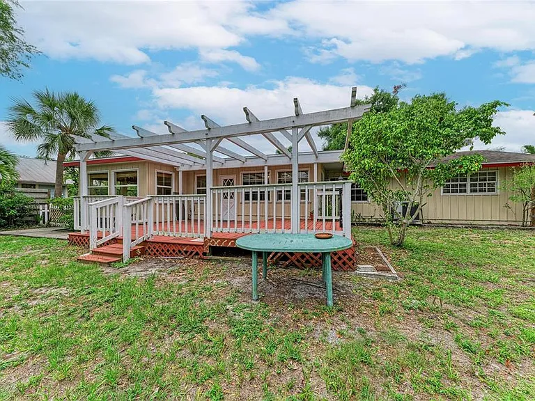 1827 Alta Vista St — Photo 44