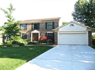 347 Lake Forest Rd, Rochester Hills, MI 48309