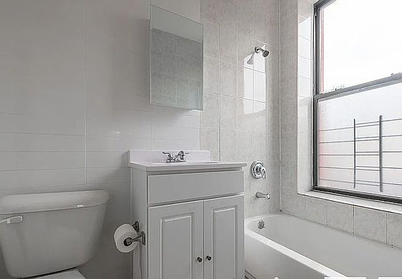 5th image of 587 Halsey St APT 2C